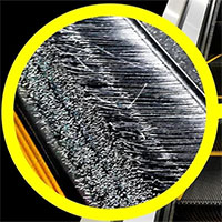 Bạn có biết: Phần lông bàn chải ở cạnh bậc thang cuốn có chức năng gì?