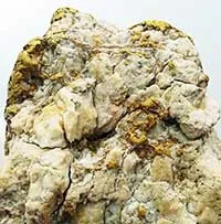 Người đàn ông bẻ đôi cục đá, phát hiện bên trong có 2,6kg vàng