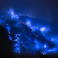 Cụm núi lửa Ijen ở Indonesia phun dung nham xanh