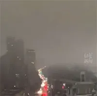 Video: Mưa lớn ở Vũ Hán, "ngày chuyển thành đêm" trong tích tắc
