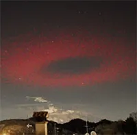 Vòng tròn màu đỏ lơ lửng trên bầu trời Italy