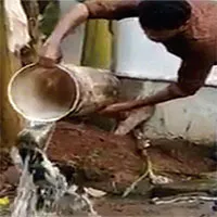 Sốc cảnh người đàn ông tắm cho rắn hổ mang chúa "khổng lồ"