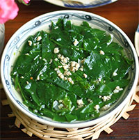 Vì sao cơm cữ cho bà đẻ không thể thiếu 2 món canh rau ngót và thịt nạc rang nghệ?