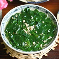 Vì sao cơm cữ cho bà đẻ không thể thiếu 2 món canh rau ngót và thịt nạc rang nghệ?