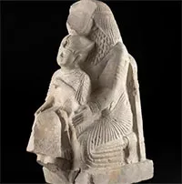 Giải mã bức tượng người lạ ôm pharaoh Ai Cập