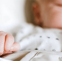 Em bé đầu tiên tại Anh có DNA từ 3 cha mẹ