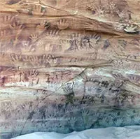 Bí ẩn về những dấu tay trong "hang động của quái vật" giữa Sahara