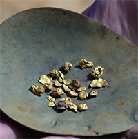 Kho báu lộ ra sau cơn mưa lớn, người dân ùn ùn đi thu nhặt