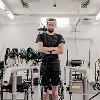 Bệnh nhân bị liệt đi lại được bình thường nhờ cấy ghép não, cột sống