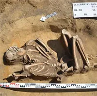 Cải tạo quảng trường, lộ ra hài cốt 7.000 năm "không bị thời gian chạm tới"
