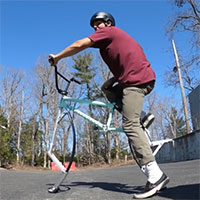 Hết xe đạp bánh vuông, xe đạp bánh tam giác, giờ chúng ta còn có cả xe đạp nhảy lò cò