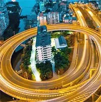 Tòa chung cư nằm giữa lòng cầu vượt, chỉ vỏn vẹn 3 người ở nhưng chẳng ai dám di dời