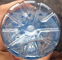 Vì sao đáy chai nước giải khát có hình hoa 5 cánh?