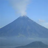 Núi lửa Philippines phun tro bụi và đá, hàng nghìn người phải sơ tán