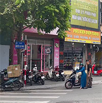 Kỳ lạ con phố ô tô, xe máy bỗng không mở được khóa thông minh, nhiều người phải hì hục đẩy xe ở Hà Nội