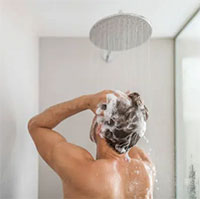 Bao lâu nên gội đầu 1 lần? Bác sĩ nói câu trả lời phụ thuộc vào 3 yếu tố này!