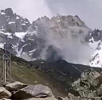 Đỉnh núi đóng băng hàng nghìn năm sụp đổ