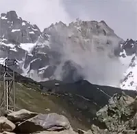 Đỉnh núi đóng băng hàng nghìn năm sụp đổ