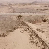 Bức tường 10km trên sa mạc ngăn lũ lụt do El Nino