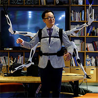 Nhật Bản phát triển robot nhiều tay có thể đeo trên lưng