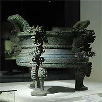 Hồ nước giảm 100 mét trong một đêm, chuyên gia đến khai quật, không ngờ đụng độ “6 rồng vàng”
