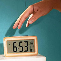 Vì sao nhiều người dậy sớm mà không cần báo thức?