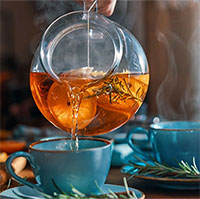 Tại sao nên uống trà ấm nhiều hơn vào mùa hè?