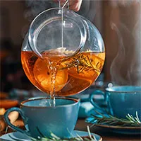 Tại sao nên uống trà ấm nhiều hơn vào mùa hè?
