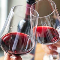 Vì sao vang đỏ giúp tăng ham muốn tình dục?