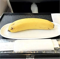 Vì sao tiếp viên hàng không thường mang một quả chuối lên máy bay?