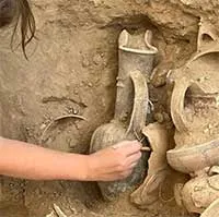 Từ trường dị thường làm lộ ra mộ cổ đầy vàng, đá quý, ngà voi
