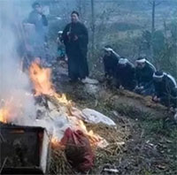 Tại sao người ta đốt quần áo sau khi chết?