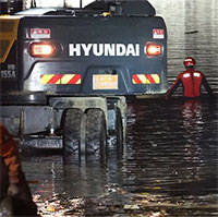 ''Bom nước'' 60.000 tấn đổ xuống như thác, hầm chui thành ''hầm tử thần'' trong tích tắc