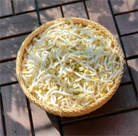 Nên ăn giá đỗ sống hay chần qua nước sôi?