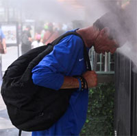 Mỹ bị tấn công cùng lúc bởi nắng nóng, không khí đầy khói và bão nhiệt đới