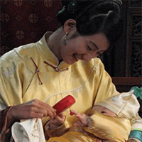 Vì sao làm bảo mẫu cho hoàng tử, công chúa khổ cực mà nhiều người vẫn chấp nhận?