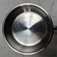 Vì sao xoong nồi thường xuất hiện những vệt loang cầu vồng, chúng có độc không?