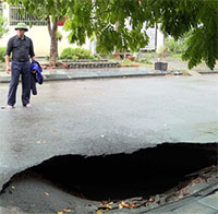 Hoạt động của hang ngầm có thể gây hố sụt 