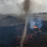 Núi lửa trẻ nhất Iceland phun ra lốc xoáy