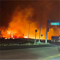 Cháy rừng như tận thế, dân Hawaii nhảy xuống biển thoát thân