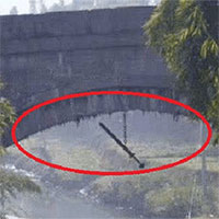 Thanh kiếm treo dưới cây cầu cổ, vì sao hơn 170 năm không ai dám lấy cắp?