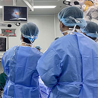 Một bệnh viện ở Việt Nam mổ não tỉnh thức bằng robot AI: bệnh nhân hát trong lúc đang mổ!