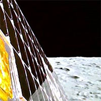 Tàu đổ bộ Ấn Độ gửi hình ảnh Mặt trăng đẹp choáng ngợp khi chuẩn bị hạ cánh