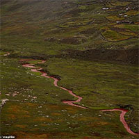 Dòng sông kỳ lạ chuyển màu đỏ như máu mỗi khi mùa đông đến, nghe tên là thấy quen