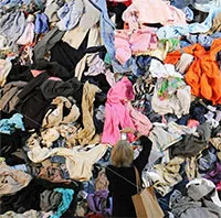 Chiếc áo thun polyester hại môi trường tới đâu?