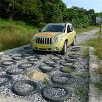 Tại sao nhiều nơi tại Hoa Kỳ lại phải chôn lốp xe xuống dưới mặt đường cao tốc?