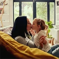 Vì sao cha mẹ không nên hôn môi con?