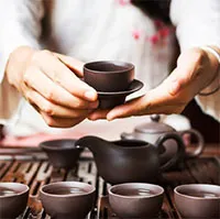 Tin được không, uống trà nóng giúp giải nhiệt không kém trà đá?