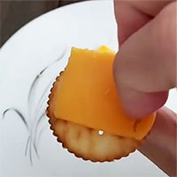 Tại sao bánh quy thường có viền răng cưa?