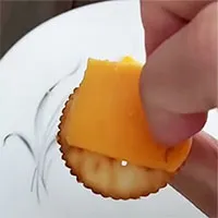 Tại sao bánh quy thường có viền răng cưa?